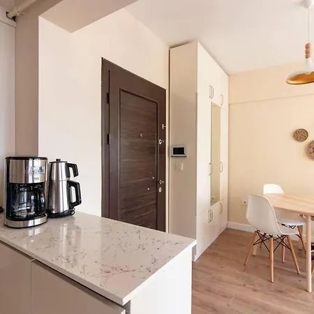 Energetic Cute 1br W/ Ac & Balcony