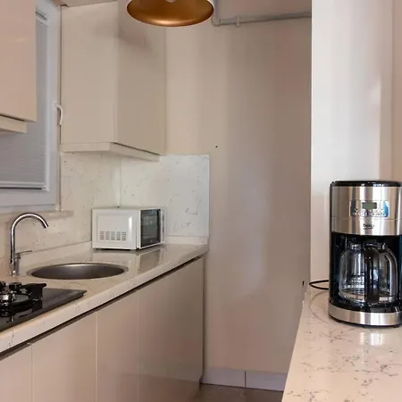 Energetic Cute 1br W/ Ac & Balcony *