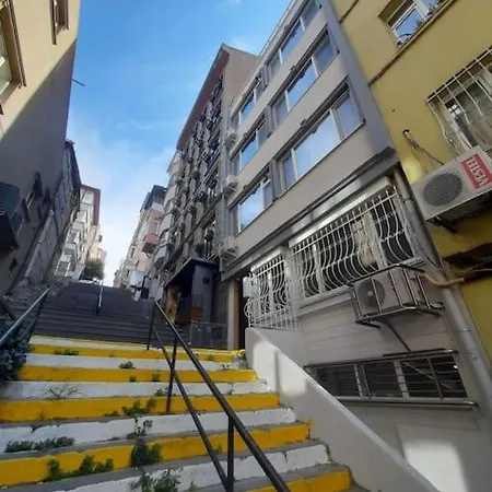 Energetic Cute 1br W/ Ac & Balcony Lejlighed *